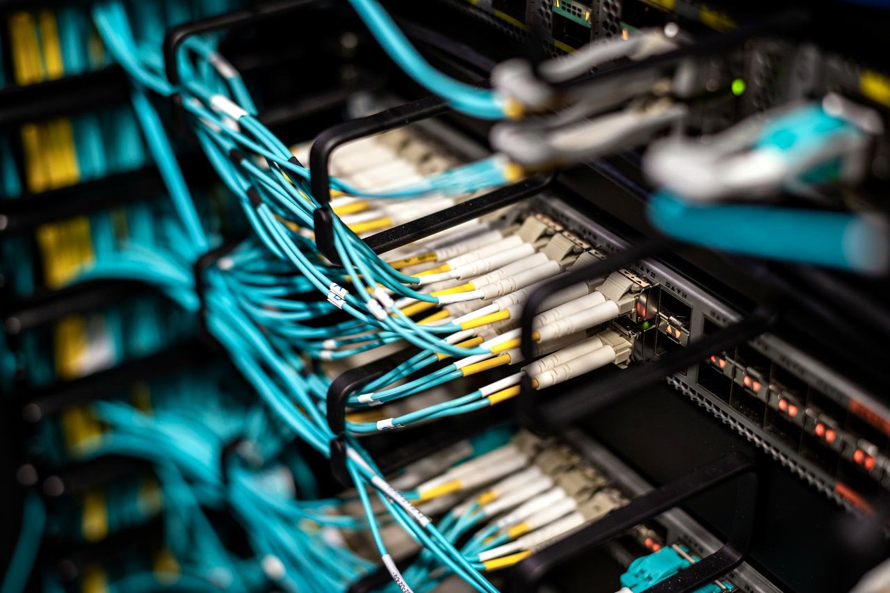 Netzwerk-Patchpanel mit farbigen Datenkabeln.