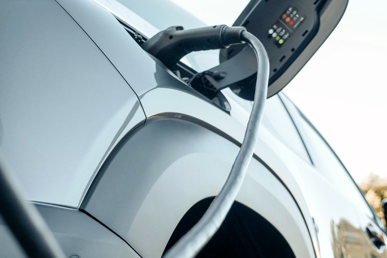 Elektroauto lädt an einer Wallbox mit Ladekabel.